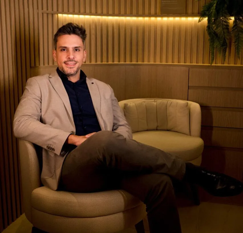 Dr. Adriano Caldeira — Urologista especialista em HoLEP